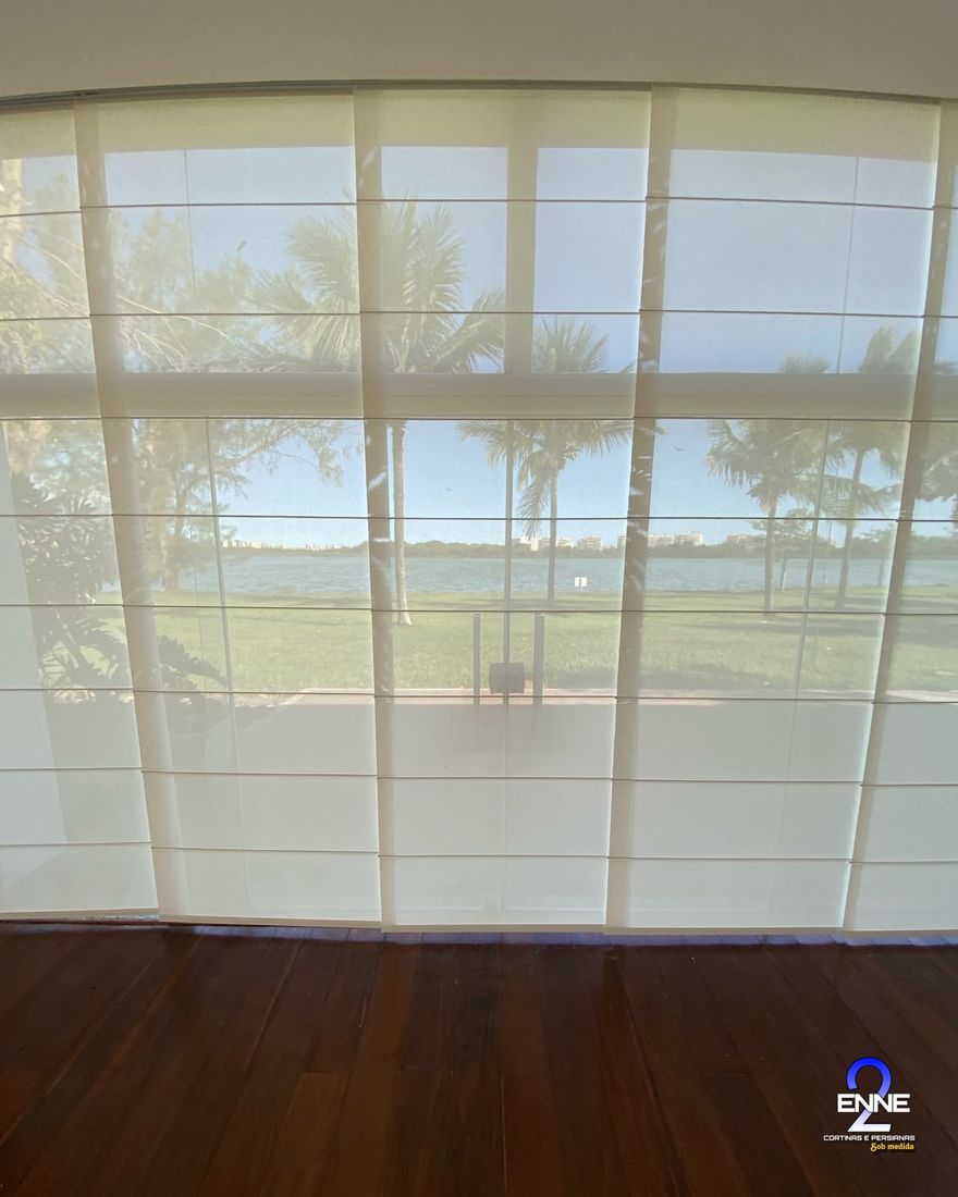 Painel em sala com vista para a lagoa